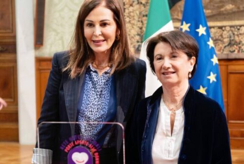 I Ministri Santanchè e Roccella presentano “Qui non sei sola”, la rete degli alberghi solidali | Tg2 18.15