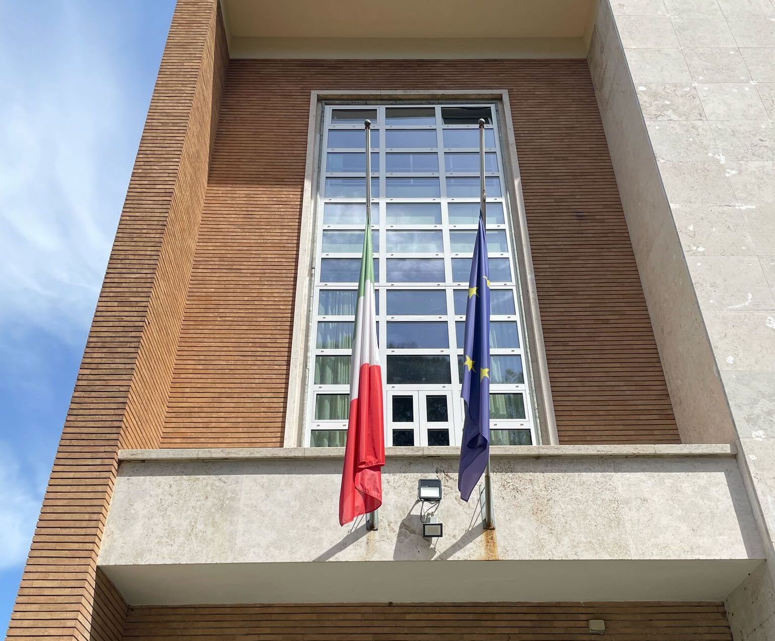 Papa Francesco, MiTur: bandiere a mezz’asta